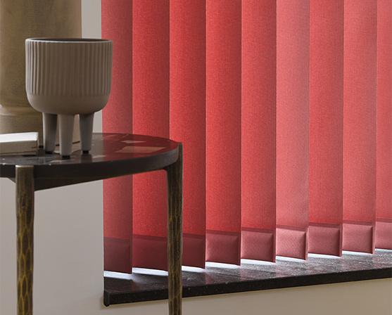 Luxaflex® verticale jaloezie stof roze lamellen