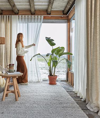 A House of Happiness bio based lange nonchalante slepende linnen gordijnen beige wit