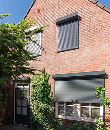 Antracietgrijze rolluiken Verano gevel woning voordeur beneden en boven