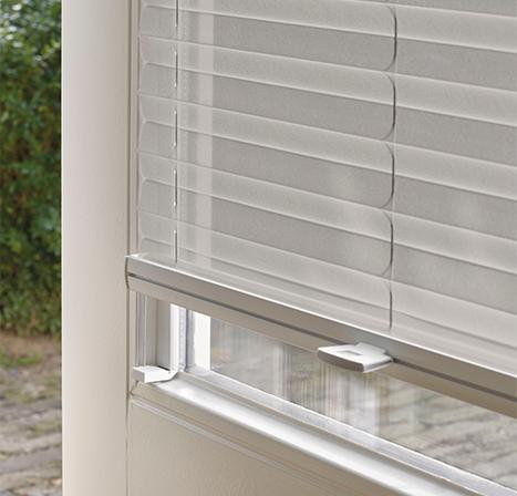 Luxaflex Plisse Shade met TruFit plakprofielen op openslaande deur