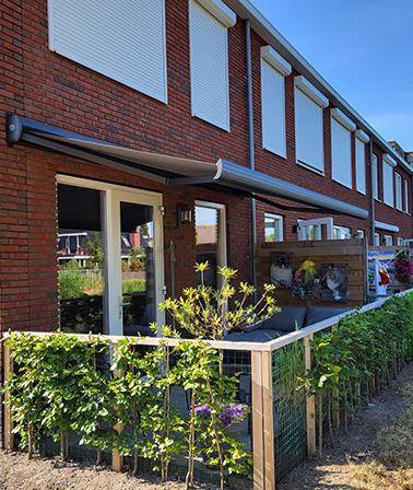 Kleine tuin met Rainbow Ibiza Plus knikarmscherm