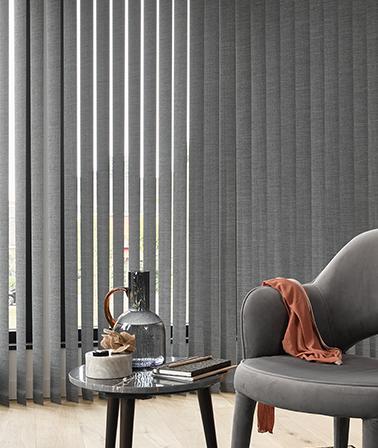 Luxaflex grijze verticale lamellen verduisterende raamdecoratie