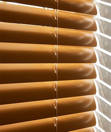 Luxaflex® aluminium jaloezieën okergeel mid century modern interieur raamdecoratie