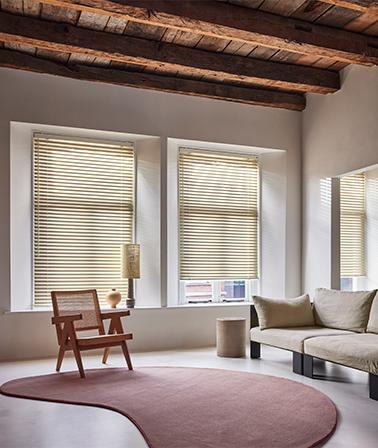 Luxaflex hoyten jaloezieen roze organisch vloerkleed gietvloer houten balken plafond