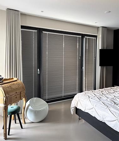 Nieuwbouwwoning slaapkamer Verano® 25 mm aluminium jaloezieën en A House of Happiness Pura gordijnen zwarte kozijnen