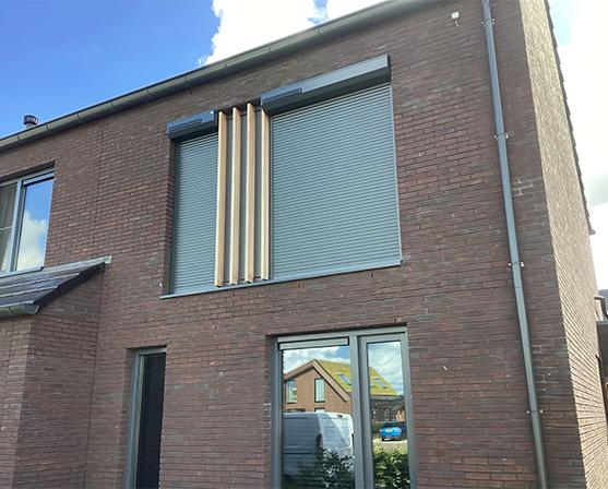 Antraciet rolluiken op het kozijn gemonteerd nieuwbouw