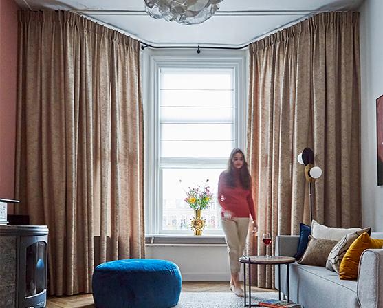 A House of Happiness Ground Force gordijnen erker raam vouwgordijnen klassiek interieur woonkamer