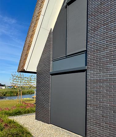 Solano Smart Ritsscreen zonwering buiten los screendoek met tourniquets trapezium raam schuin