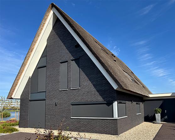 Villa met rieten dak vrijstaand huis screens Solano ritsscreen Smart isolatie verduurzamen