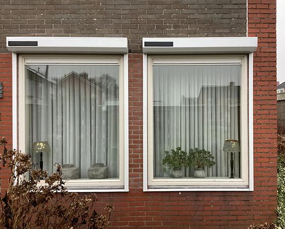 Rolluiken montage op de muur Heroal RS37 HR37 rolluik met solar motor Verkeerswit RAL9016 Schuine omkasting