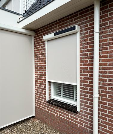 solar screens op de muur gemonteerd beige doek witte profielen