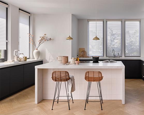 Luxaflex Silhouette Shades wit leefkeuken woonkeuken kookeilenad barstoelen