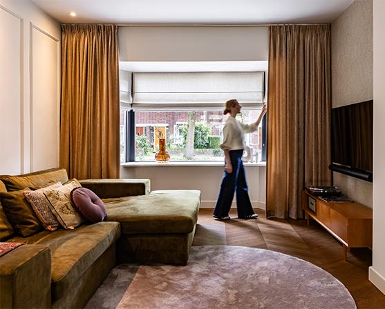 Silent Chic A House of Happiness goudgele overgordijnen en witte vouwgordijnen in woonkamer