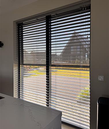 Verano® 70 mm aluminium jaloezieën en 3% ritsscreen van binnenuit gezien
