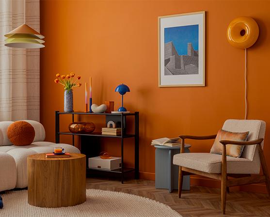 Mid century modern interieur met warme tinten met designklassieker Flowerpot lamp in Yves Klein blauw accentkleur IKEA donut lamp varmblixt schaal