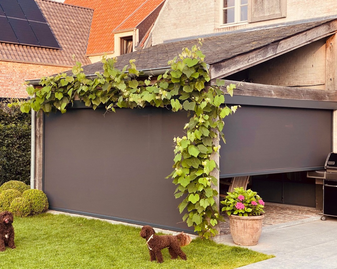 Solano Ritsscreen Smart Sergé 3% zwart bij houten overkapping