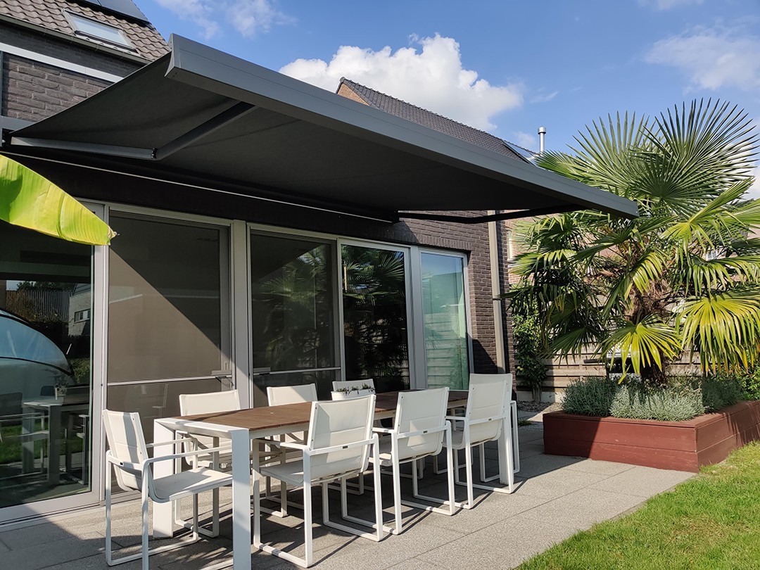 Knikarmscherm Q-230 | Profielkleur: Sparkling Black structuurlak | Stofkleur: Dickson U373 | met Led-verlichting