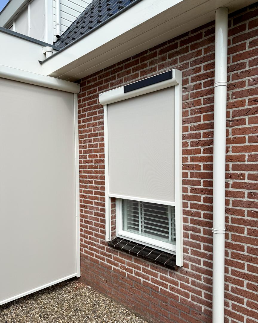 Solano Ritsscreen Smart | Huismerk solar motor | Doek: Sergé 3% Zand-wit 112101 | Profielkleur: Zuiverwit RAL9010
