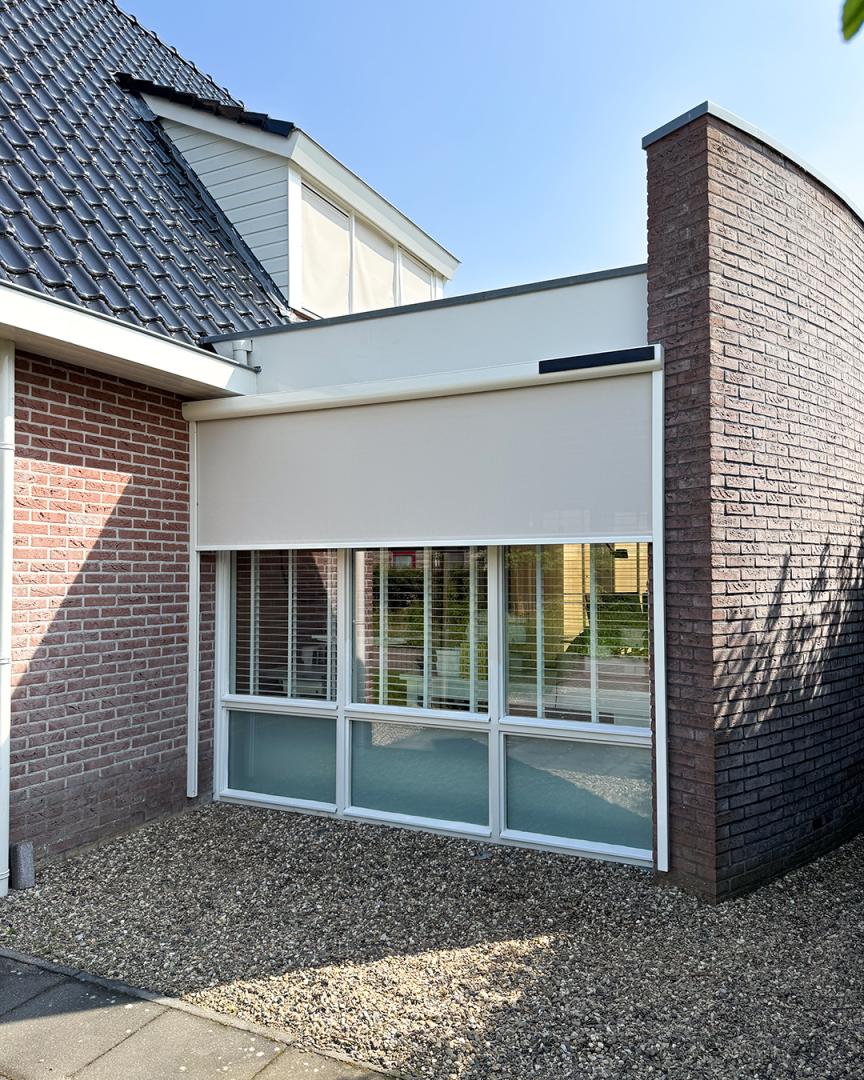Solano Ritsscreen Smart | Huismerk solar motor | Doek: Sergé 3% Zand-wit 112101 | Profielkleur: Zuiverwit RAL9010