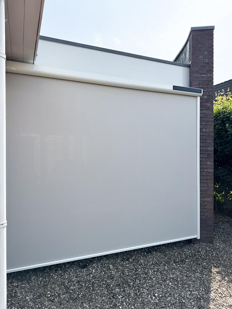 Solano Ritsscreen Smart | Huismerk solar motor | Doek: Sergé 3% Zand-wit 112101 | Profielkleur: Zuiverwit RAL9010