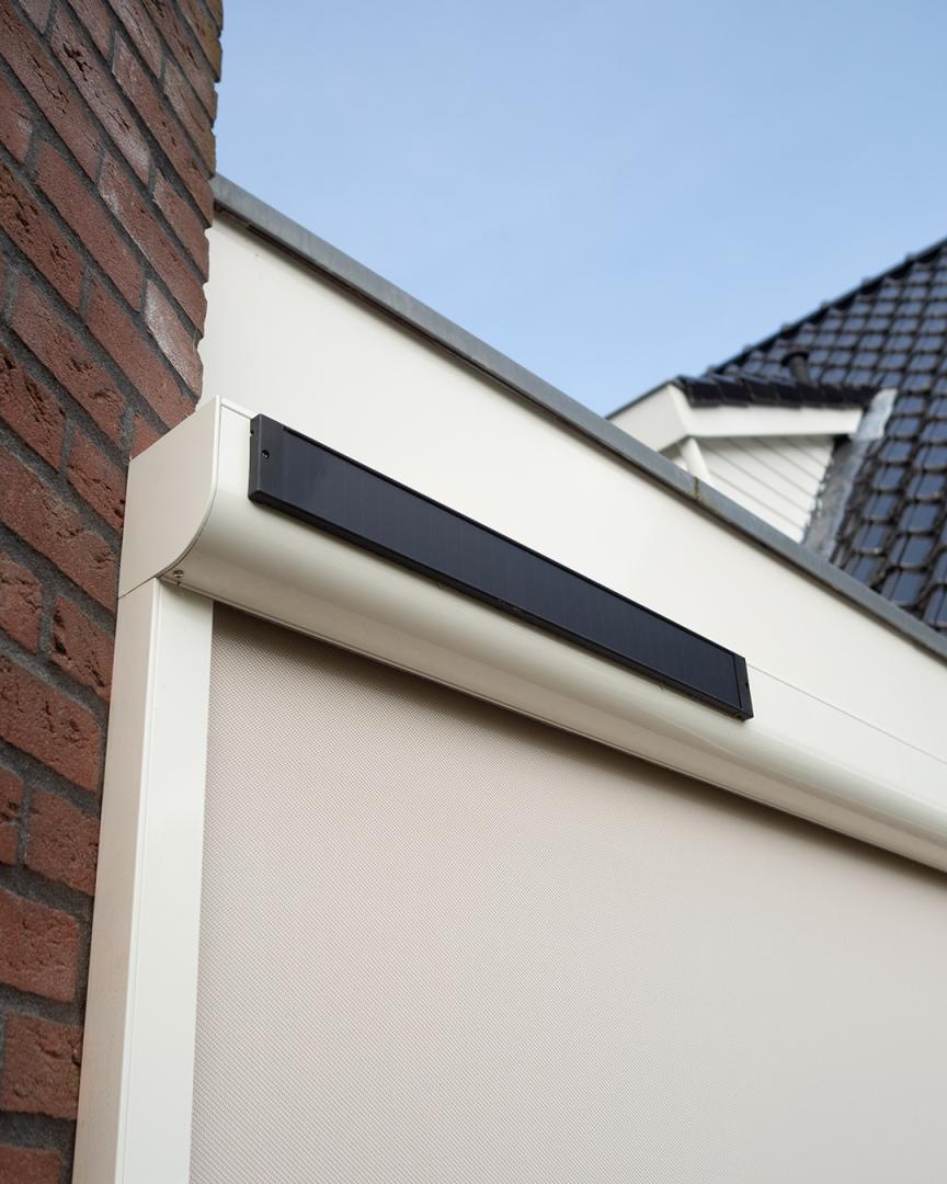 Solano Ritsscreen Smart | Huismerk solar motor | Doek: Sergé 3% Zand-wit 112101 | Profielkleur: Zuiverwit RAL9010