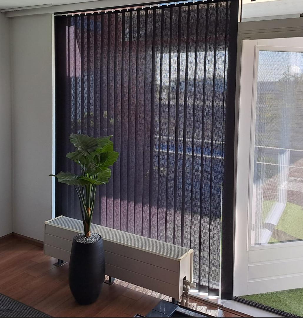 Luxaflex Verticale Jaloezie Stof 89mm | GreenScreen SeaTex NXT 9128 (Semi-Transparant) | Kleur koord: Zwart | Ingeselade bodemplaat zonder verbindingsketting