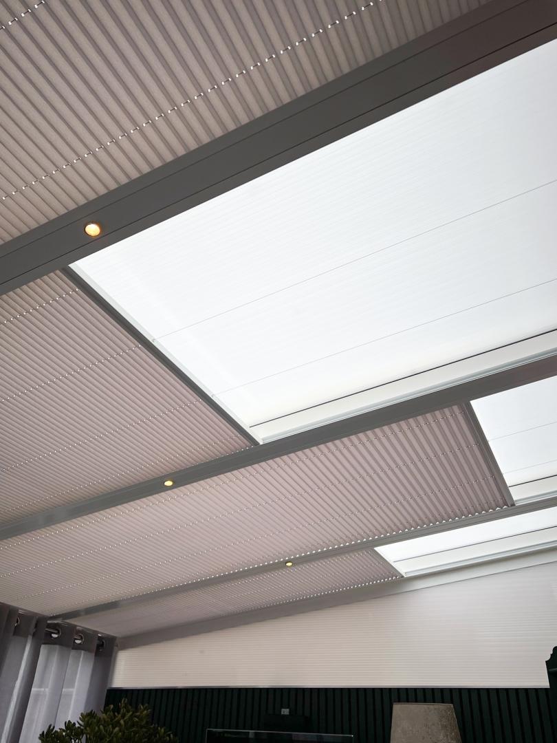 KEJE Splendid Terrasoverkapping | Stofkleur: Donkergrijs 11267 | Profielkleur: Verkeerswit RAL9016
