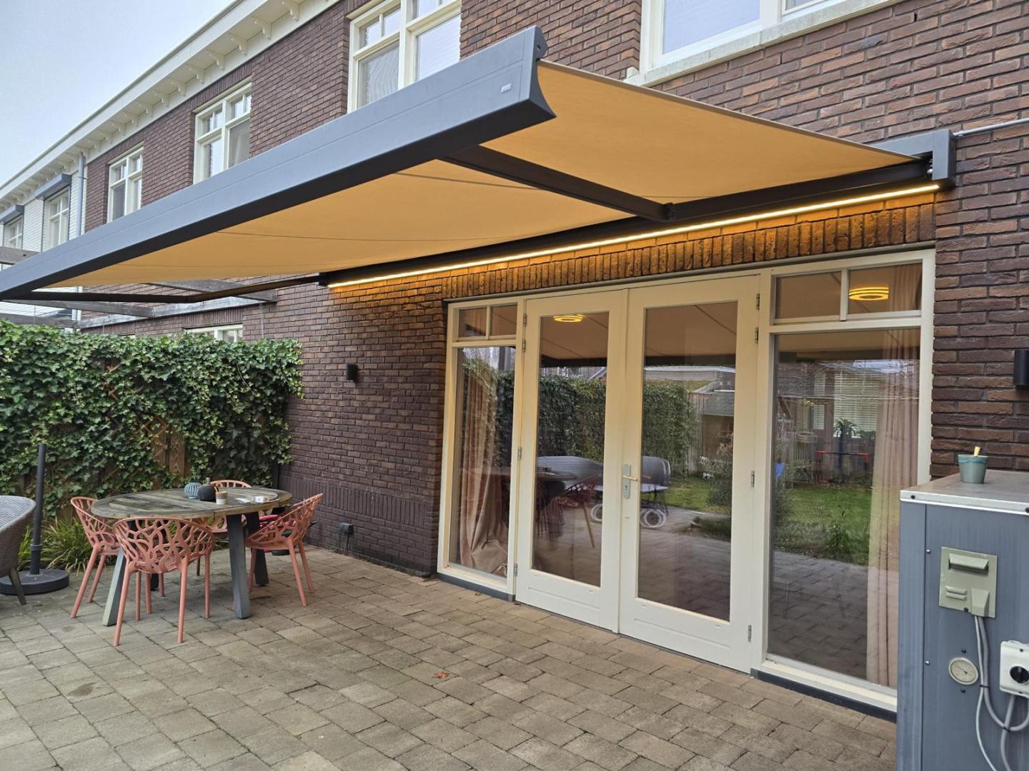 Rainbow Q230 knikarmscherm | Doek: Docril 86 | Profielkleur: Sparkling Black structuurlak