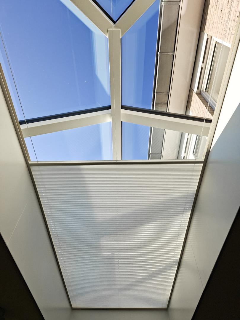 Verano® plisségordijn lichtkoepel met Brel Zonnepaneel | Stofkleur: Wol wit 72.0395 | Systeemkleur: Crèmewit RAL9001
