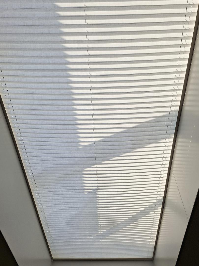 Verano® plisségordijn lichtkoepel met Brel Zonnepaneel | Stofkleur: Wol wit 72.0395 | Systeemkleur: Crèmewit RAL9001