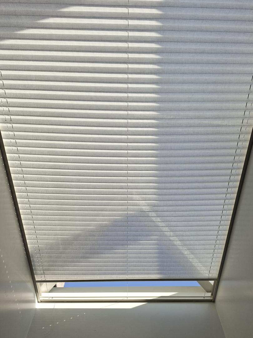 Verano® plisségordijn lichtkoepel met Brel Zonnepaneel | Stofkleur: Wol wit 72.0395 | Systeemkleur: Crèmewit RAL9001