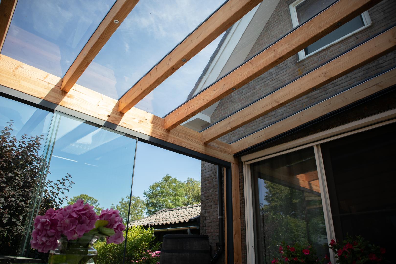 Solano Luxe houten overkapping muuraanbouw