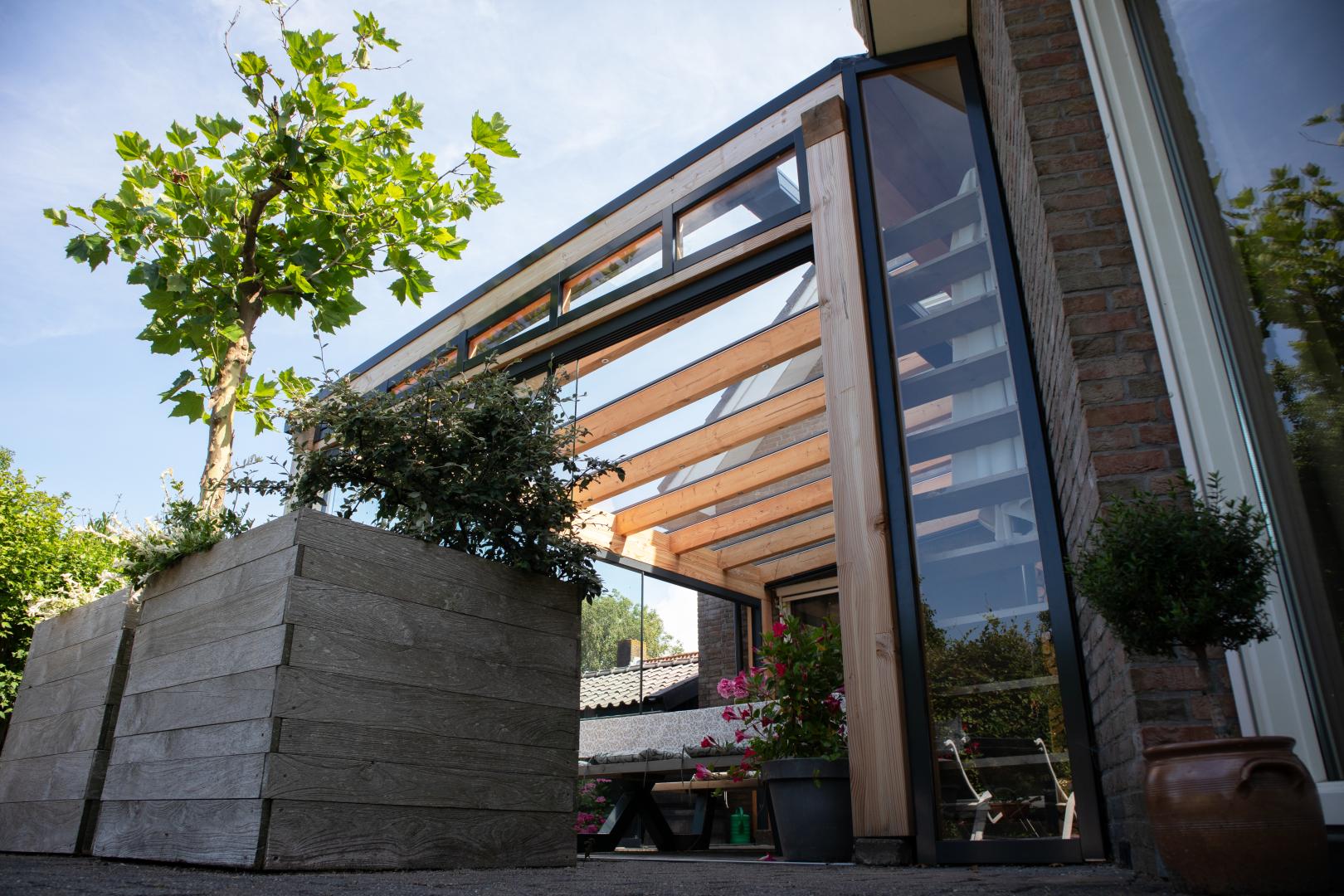Solano Luxe houten overkapping muuraanbouw