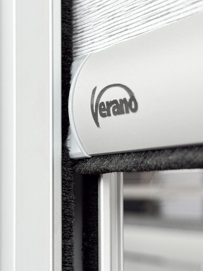 Verano® Cassette rolgordijn met zijgeleidingsprofiel borstel (foto uit de Solano showroom)