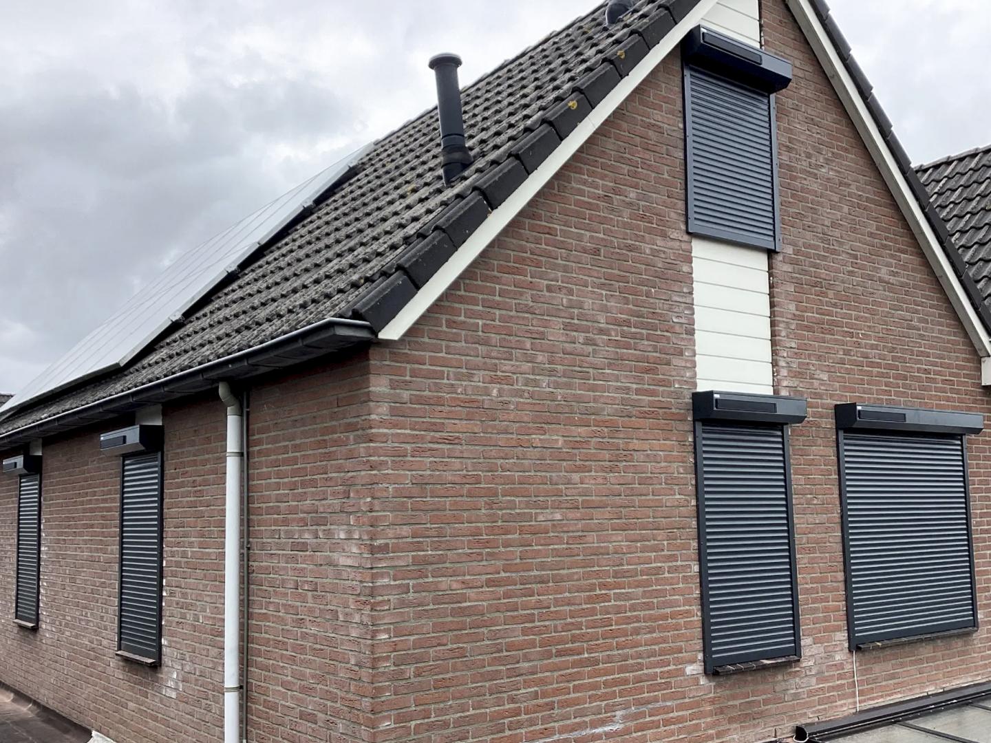 Alutech Rolluik AR41 met huismerk solar motor | Profielkleur en lamelkleur: Antracietgrijs RAL7016