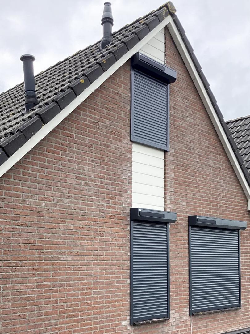 Alutech Rolluik AR41 met huismerk solar motor | Profielkleur en lamelkleur: Antracietgrijs RAL7016