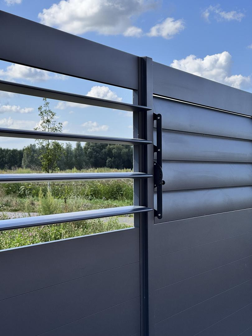 THUIS BIJ ONZE KLANT: Verano® Schutting Martinique V750 | 4 lamellen | 210 cm hoog | Profielkleur: Antraciet RAL 7016 fijnstructuur