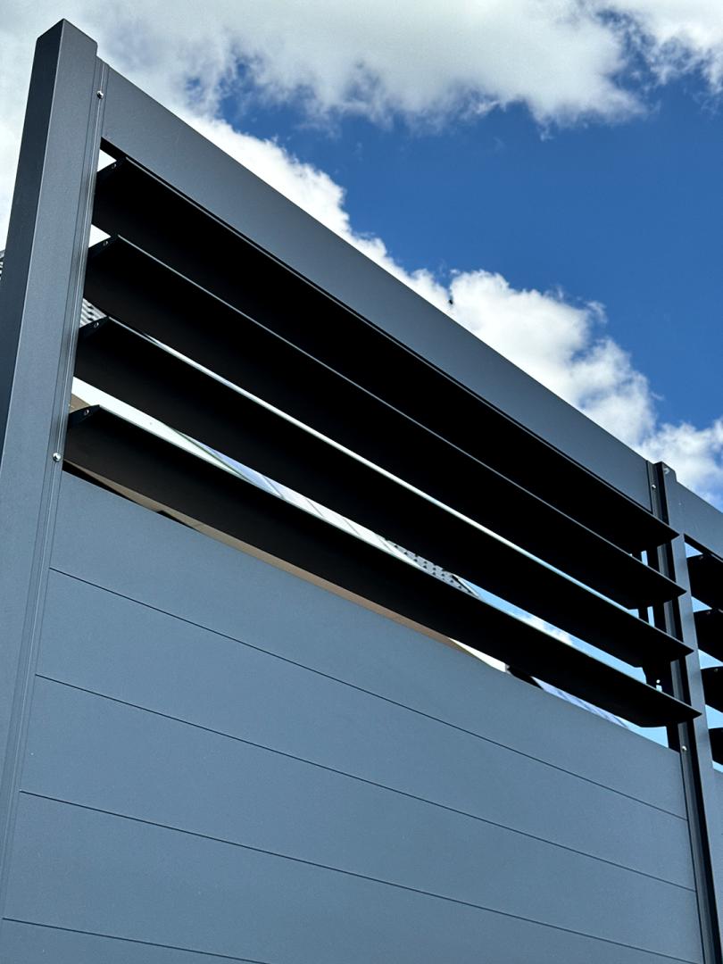 THUIS BIJ ONZE KLANT: Verano® Schutting Martinique V750 | 4 lamellen | 210 cm hoog | Profielkleur: Antraciet RAL 7016 fijnstructuur