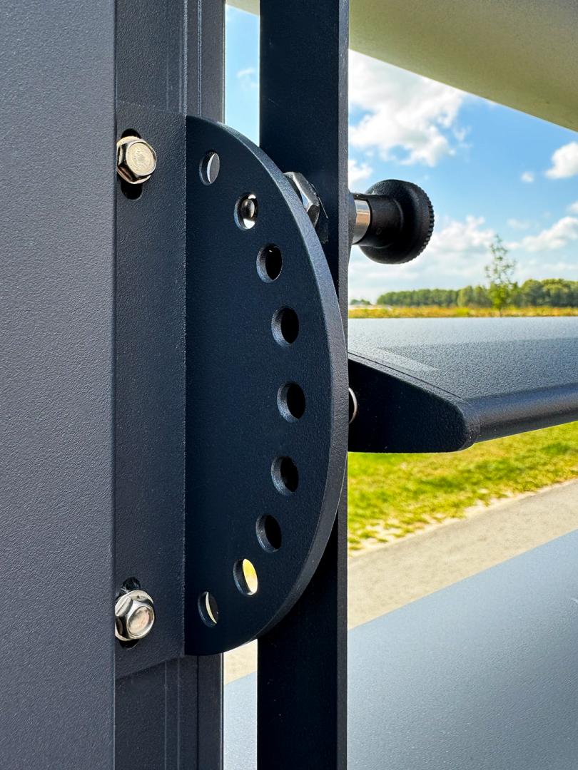 THUIS BIJ ONZE KLANT: Verano® Schutting Martinique V750 | 4 lamellen | 210 cm hoog | Profielkleur: Antraciet RAL 7016 fijnstructuur