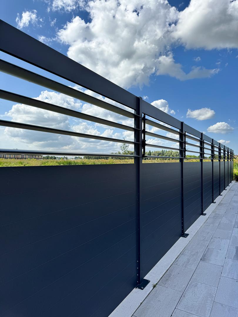 THUIS BIJ ONZE KLANT: Verano® Schutting Martinique V750 | 4 lamellen | 210 cm hoog | Profielkleur: Antraciet RAL 7016 fijnstructuur