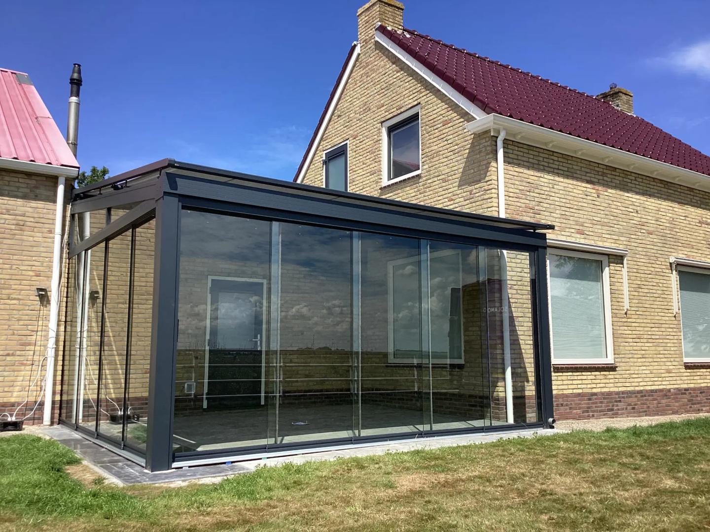 Solano Terrasoverkapping | Profielkleur: Antraciet fijnstructuur | Vulling: Helder 44.2 glas & Verano® Olso Verandazonwering met Dickson Max doek in kleur 'Souris'