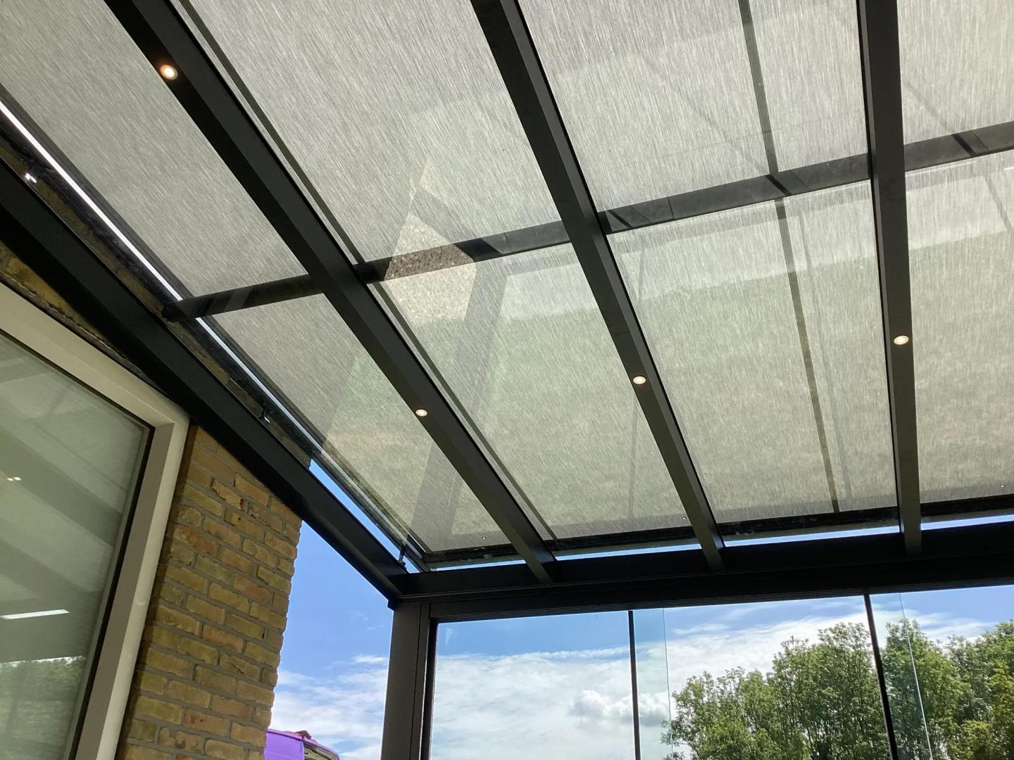 Solano Terrasoverkapping | Profielkleur: Antraciet fijnstructuur | Vulling: Helder 44.2 glas & Verano® Olso Verandazonwering met Dickson Max doek in kleur 'Souris'