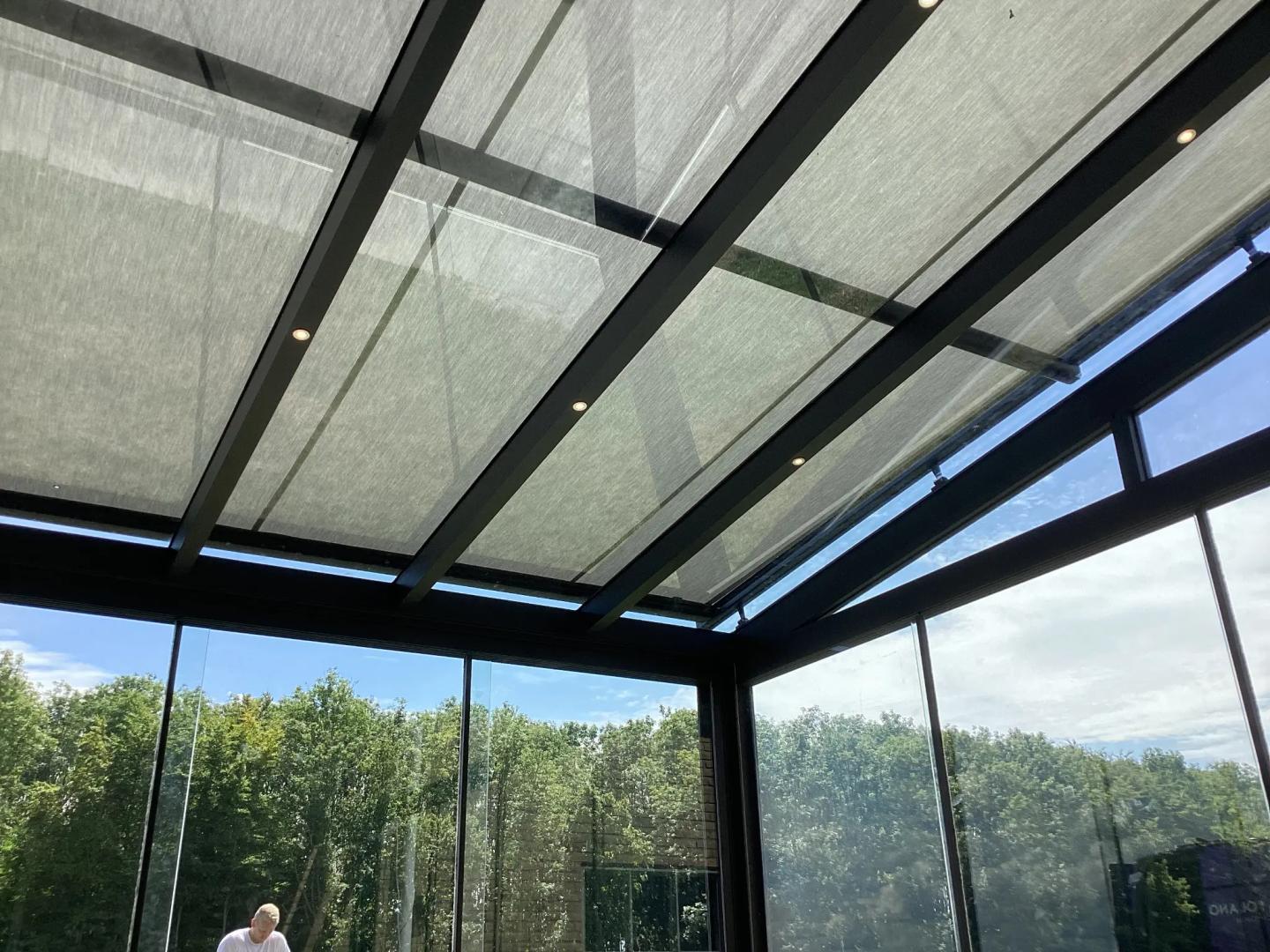 Solano Terrasoverkapping | Profielkleur: Antraciet fijnstructuur | Vulling: Helder 44.2 glas & Verano® Olso Verandazonwering met Dickson Max doek in kleur 'Souris'