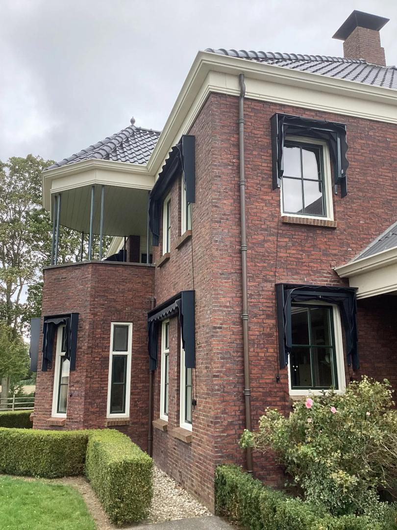 Standaard markies | Omkasting: Hardhout getand Antracietgrijs RAL7016 | Korf: Grenen Antracietgrijs RAL7016 | Stofkleur: Grafietzwart 70.2801 | Biesband: PVC Antraciet 65