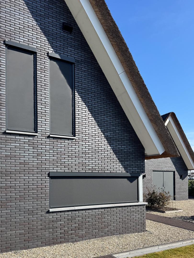 Solano Ritsscreen Smart | Profielkleur: Zwartgrijs structuurlak RAL 7S21 | Doekkleur: Sergé 3% Zwart 118118