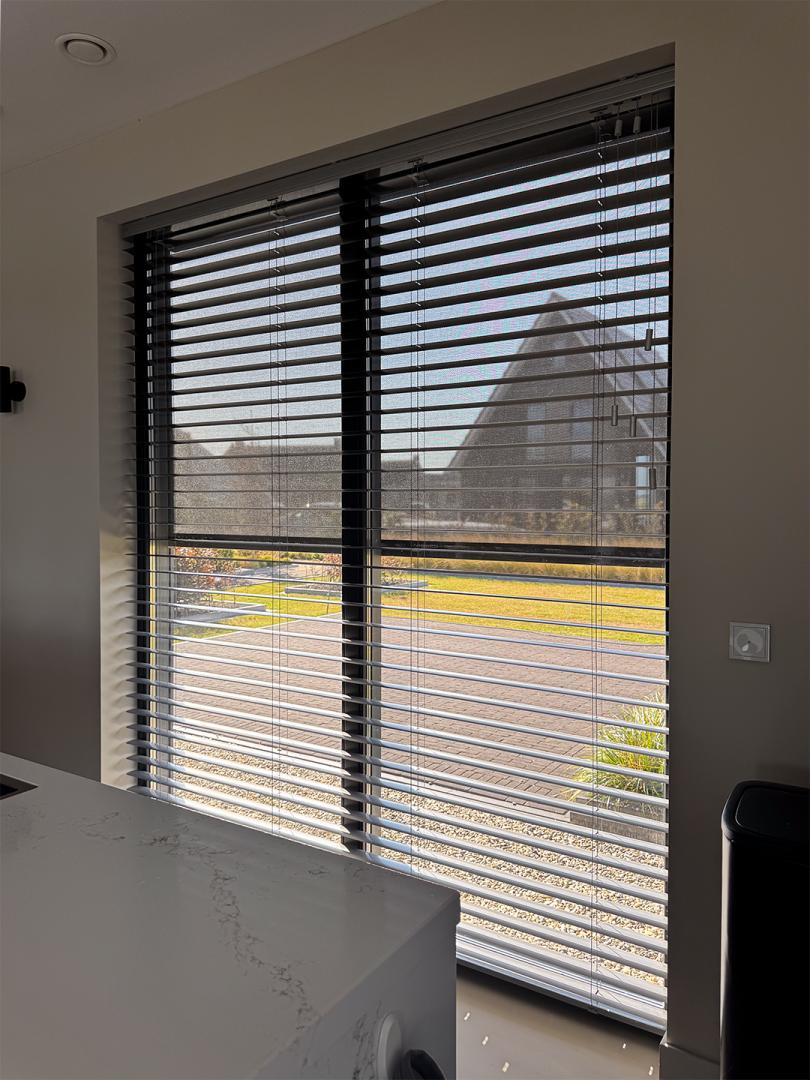Solano Ritsscreen Smart | Profielkleur: Zwartgrijs structuurlak RAL 7S21 | Doekkleur: Sergé 3% Zwart 118118