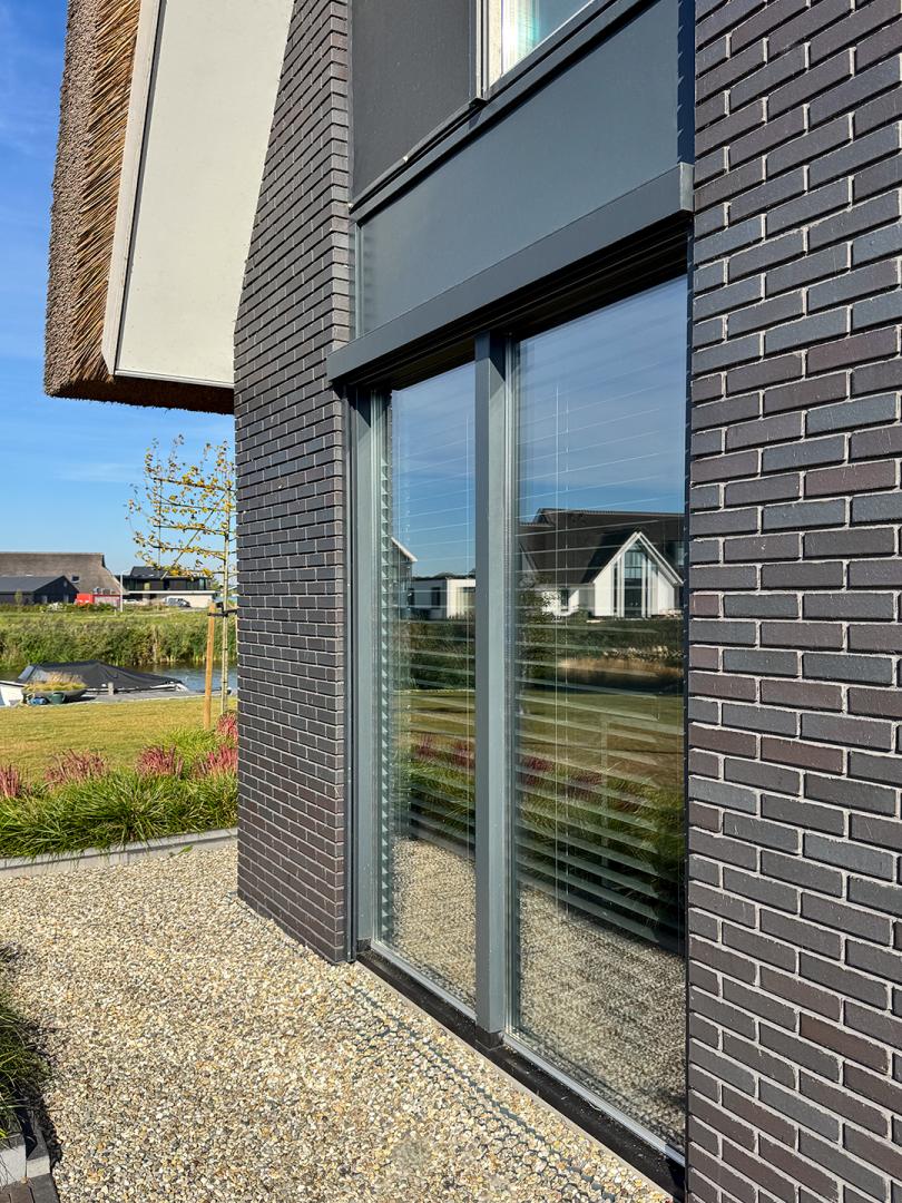 Solano Ritsscreen Smart | Profielkleur: Zwartgrijs structuurlak RAL 7S21 | Doekkleur: Sergé 3% Zwart 118118