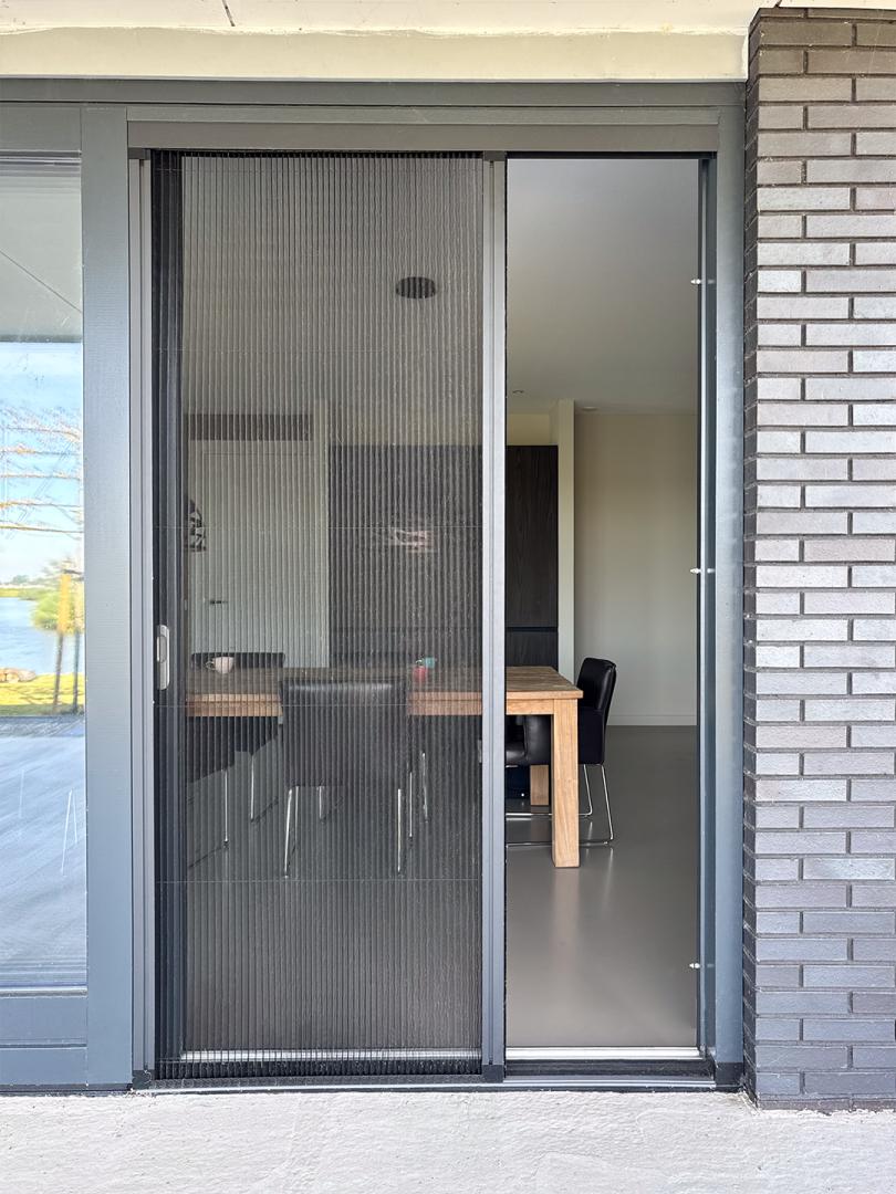 Aurora plisséhordeur | Profielkleur: Zwartgrijs structuur RAL 7021 | Gaaskleur: Zwart