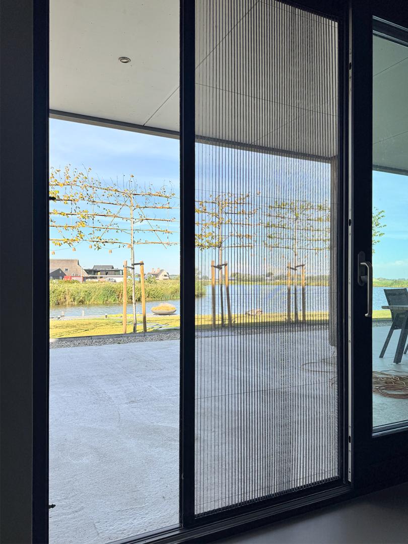Aurora plisséhordeur | Profielkleur: Zwartgrijs structuur RAL 7021 | Gaaskleur: Zwart