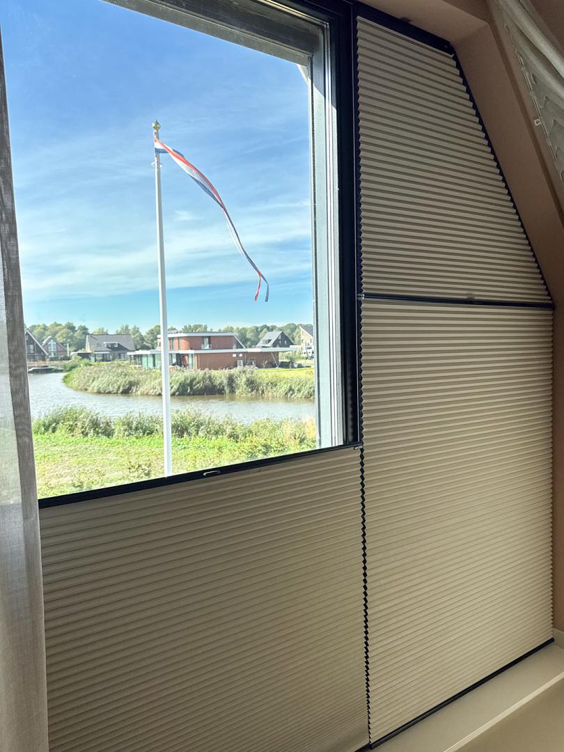 Luxaflex® Duette® Shade | Stof: Elan Full Tone RD 32 mm 7850 (Fulltone verduisterend) | Systeemkleur: Black Satin | Top Down - Bottom Up